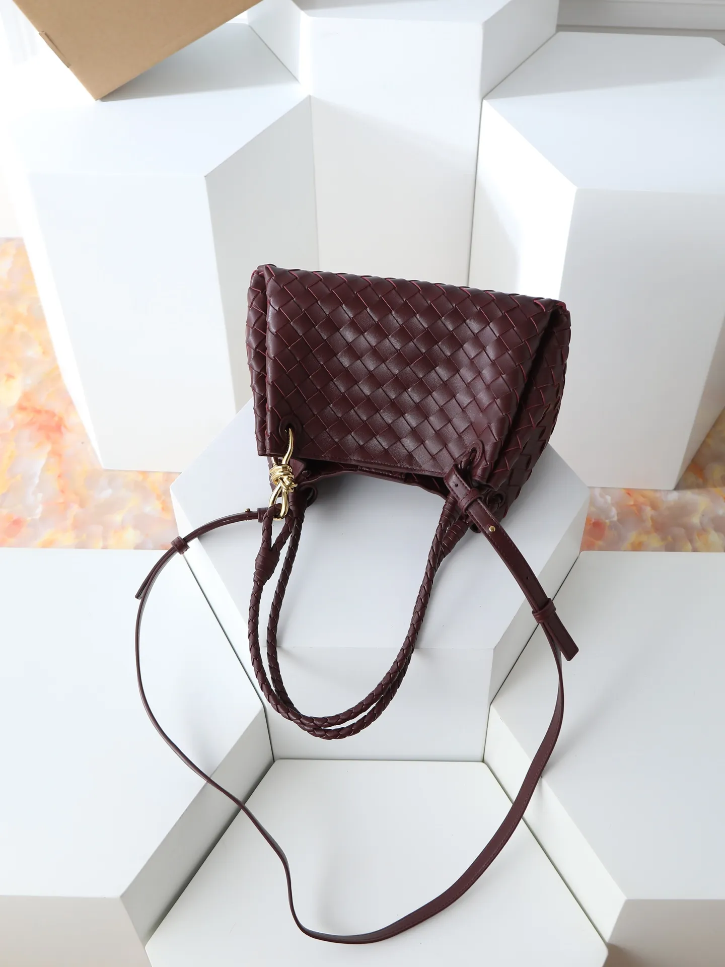 1300. BV's new intrecciato woven leather shoulder bag 🪂 835921 comes with a detachable diagonal shoulder strap and comes with a mini bag inside. The appearance retains the unique design of BV woven leather. The parachute bag is a bag that makes people fall in love before seeing the real thing. The small golden knot embellishment is full of simple and high-end sense to meet your needs in different occasions. Size: 29.5X18.5X17.5cm